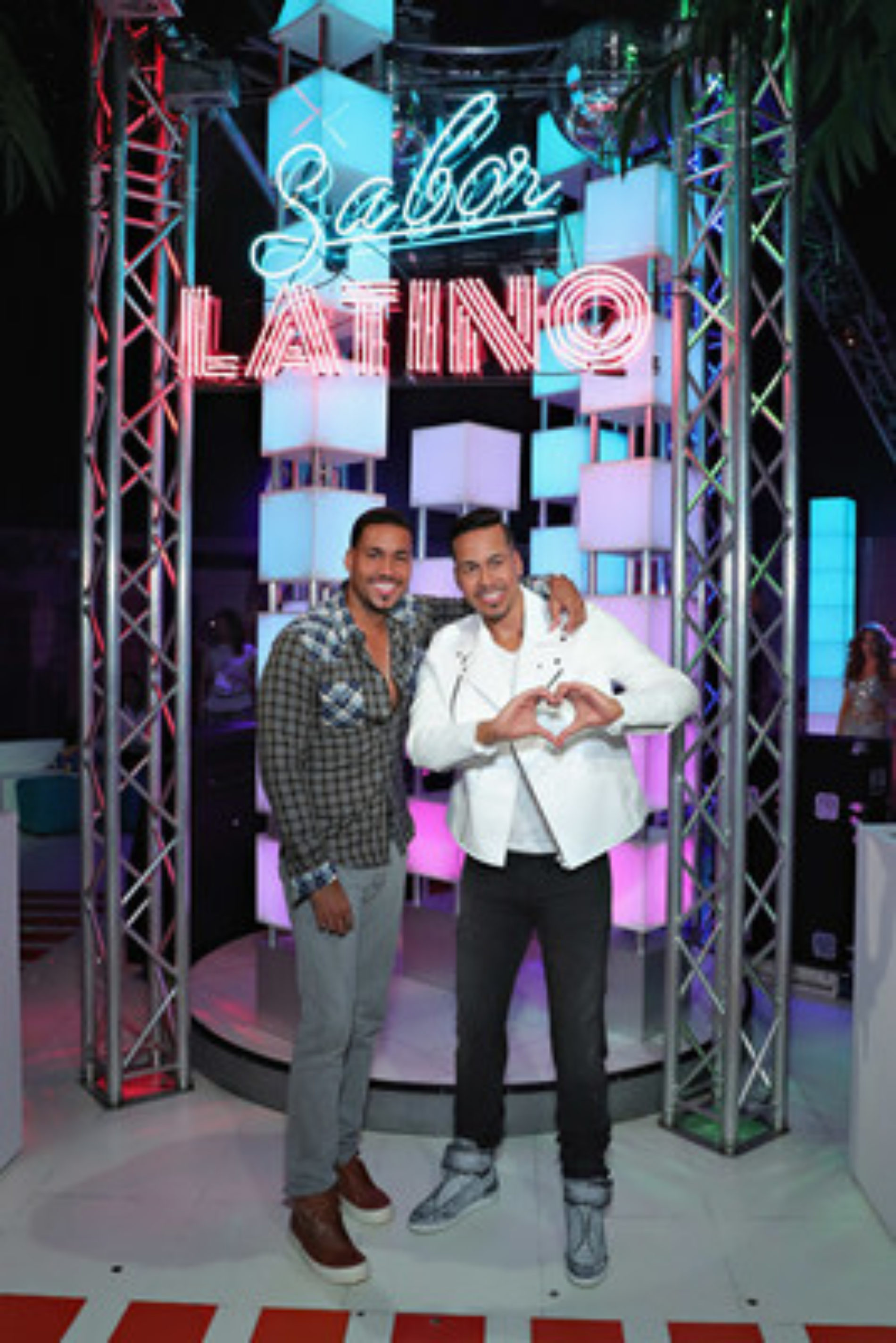 Romeo Santos y su figura de cera en Madame Tussauds New York en la inauguración de la experiencia Sabor Latino