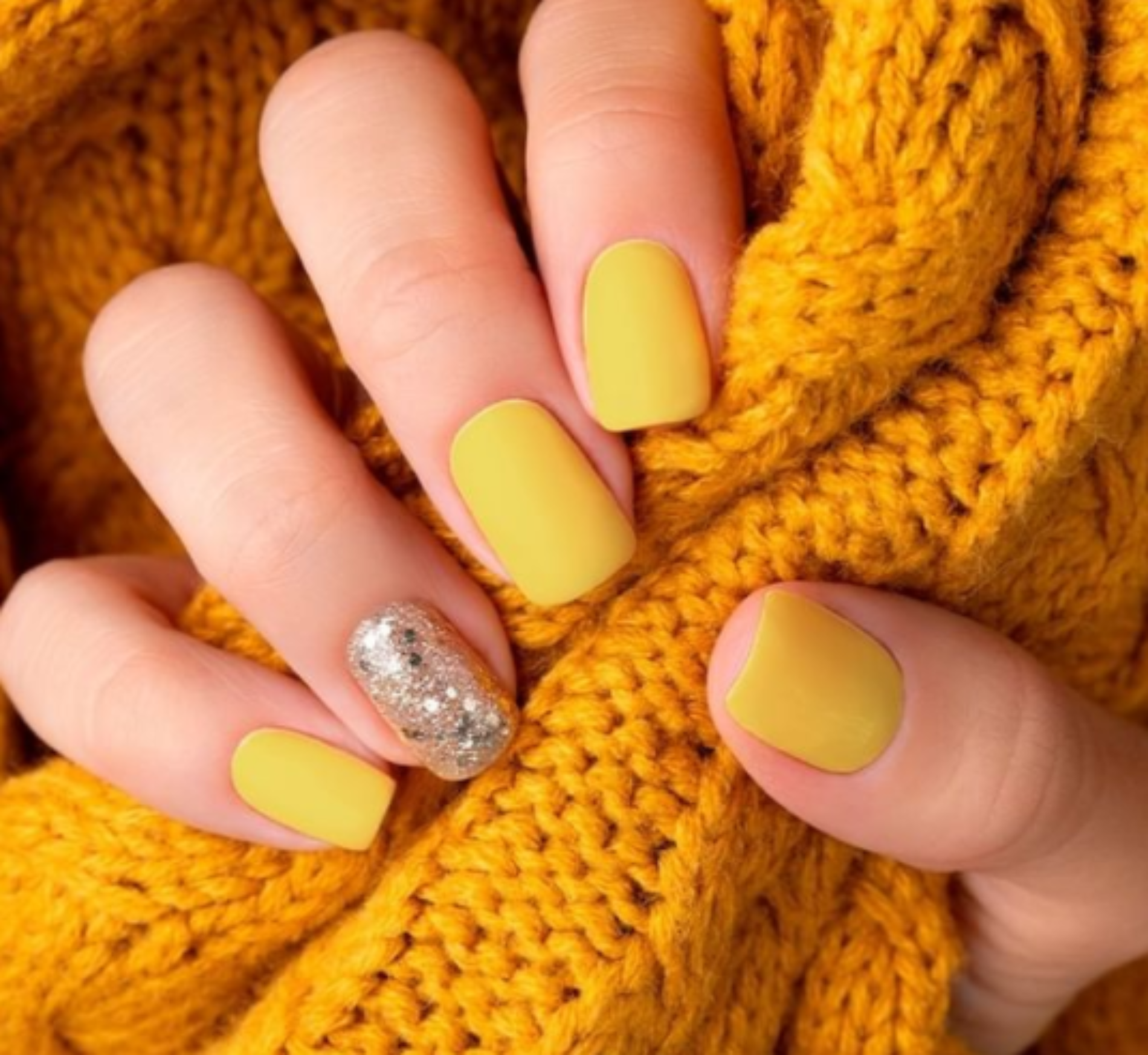 Amarillo y gris, los colores de la manicure en el 2021