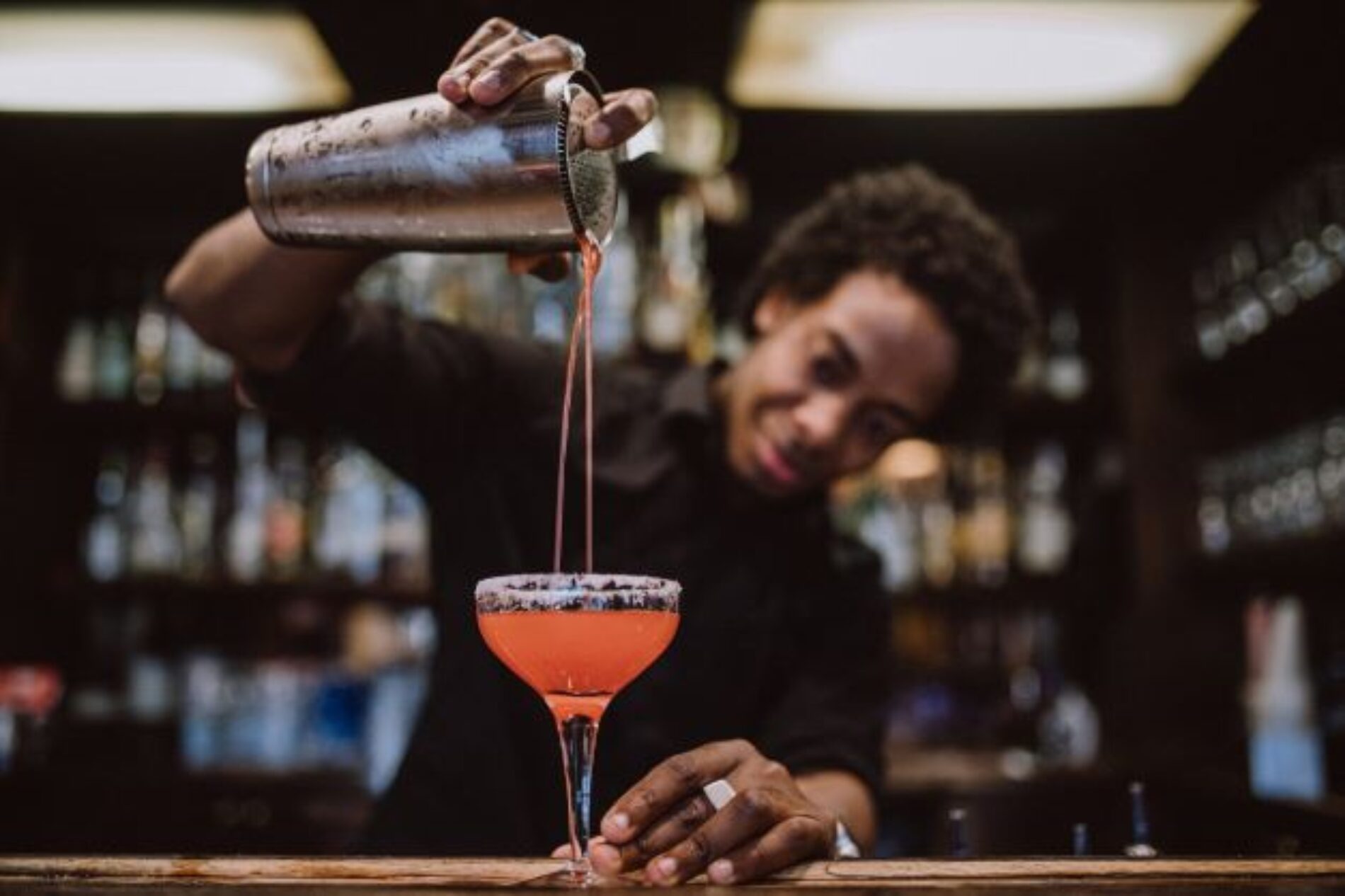 Más de 50 bartenders y meseros en Colombia han sido capacitados en un segundo idioma por Pernod Ricard