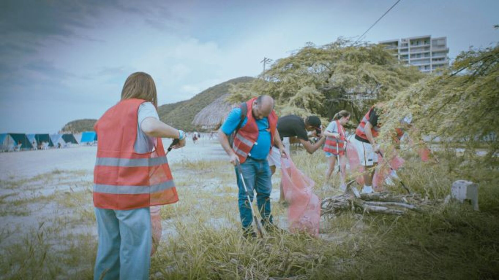 ‘Mi Playa, Tu Playa’, la exitosa jornada de limpieza de playas en Santa Marta liderada por el Sistema Coca-Cola