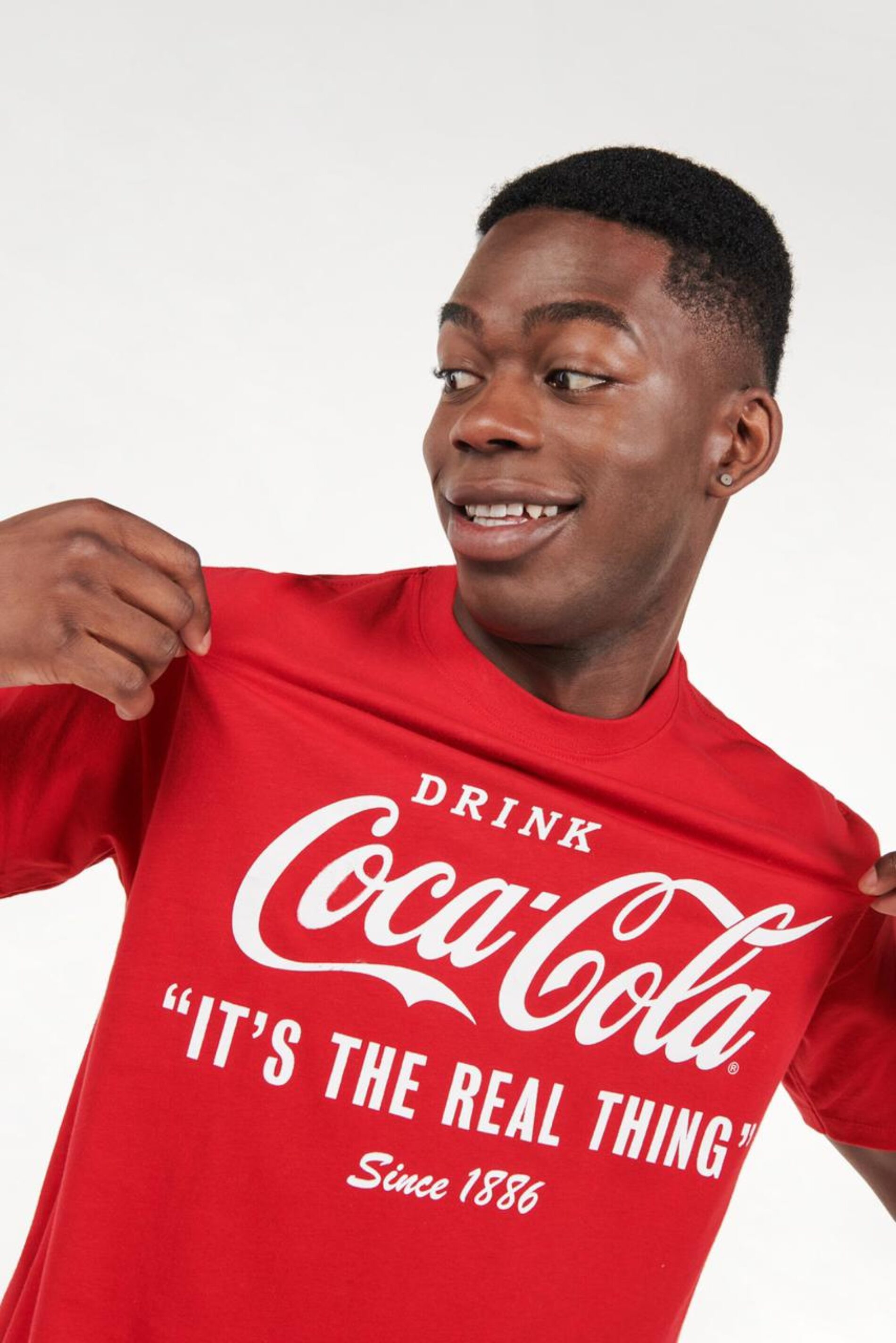 Coca Cola y Koaj se unen para lanzar nueva línea de ropa para  Latinoamérica