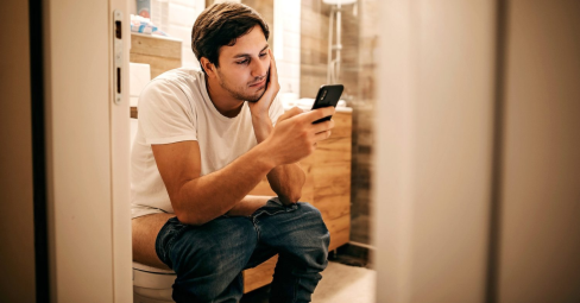 2 de cada 3 personas usan el celular mientras están en el baño