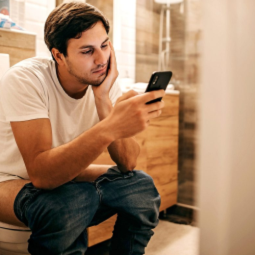 2 de cada 3 personas usan el celular mientras están en el baño