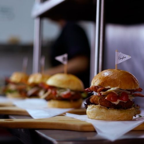 En Cali se prepara la mejor hamburguesa de pollo del país en el Festival del Pollo Colombiano 2023