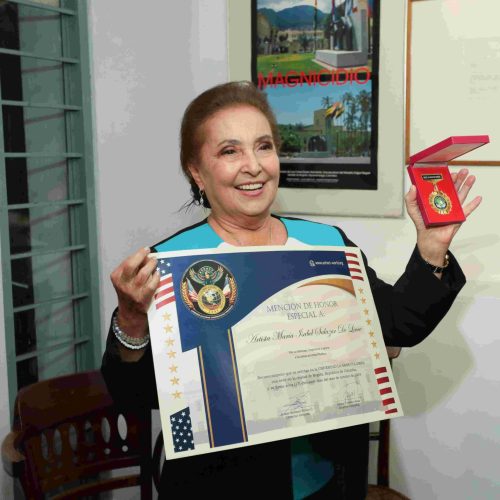 Así fue la presentación del libro de María Isabel de Lince Pintora de la Luz