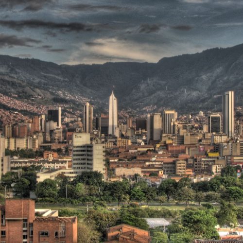 Medellín es la ciudad colombiana más buscada por viajeros extranjeros para 2025, según un análisis de Booking.com