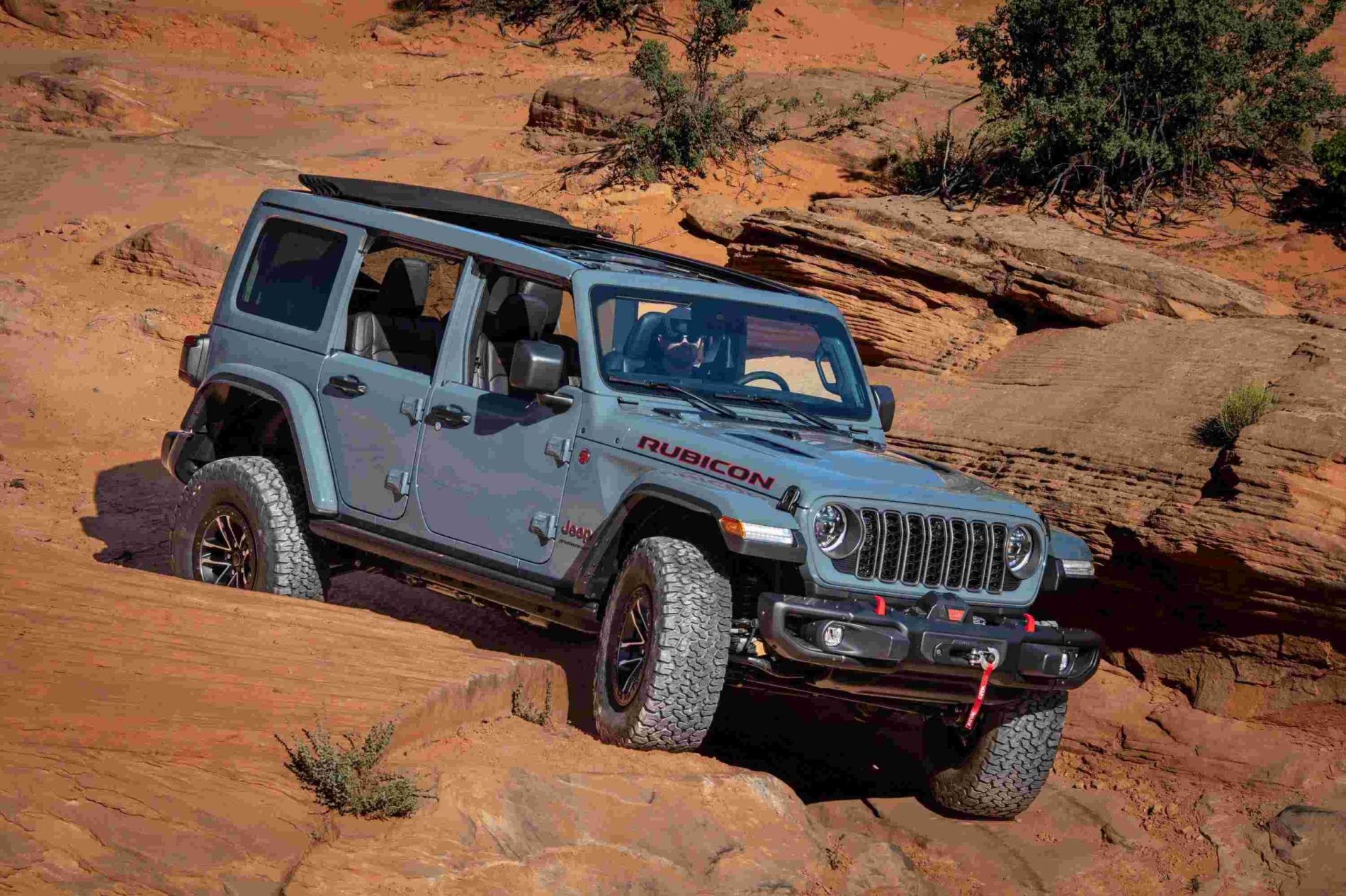 Jeep® Wrangler y Gladiator triunfan en los premios AutoTrader 2025 como “Mejor vehículo para la aventura”