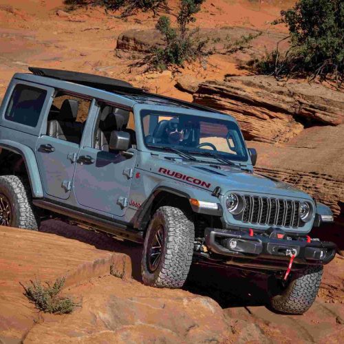 Jeep® Wrangler y Gladiator triunfan en los premios AutoTrader 2025 como “Mejor vehículo para la aventura”