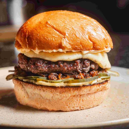 El Ovejo celebra 40 años con nueva hamburguesa elaborada por Álvaro Clavijo