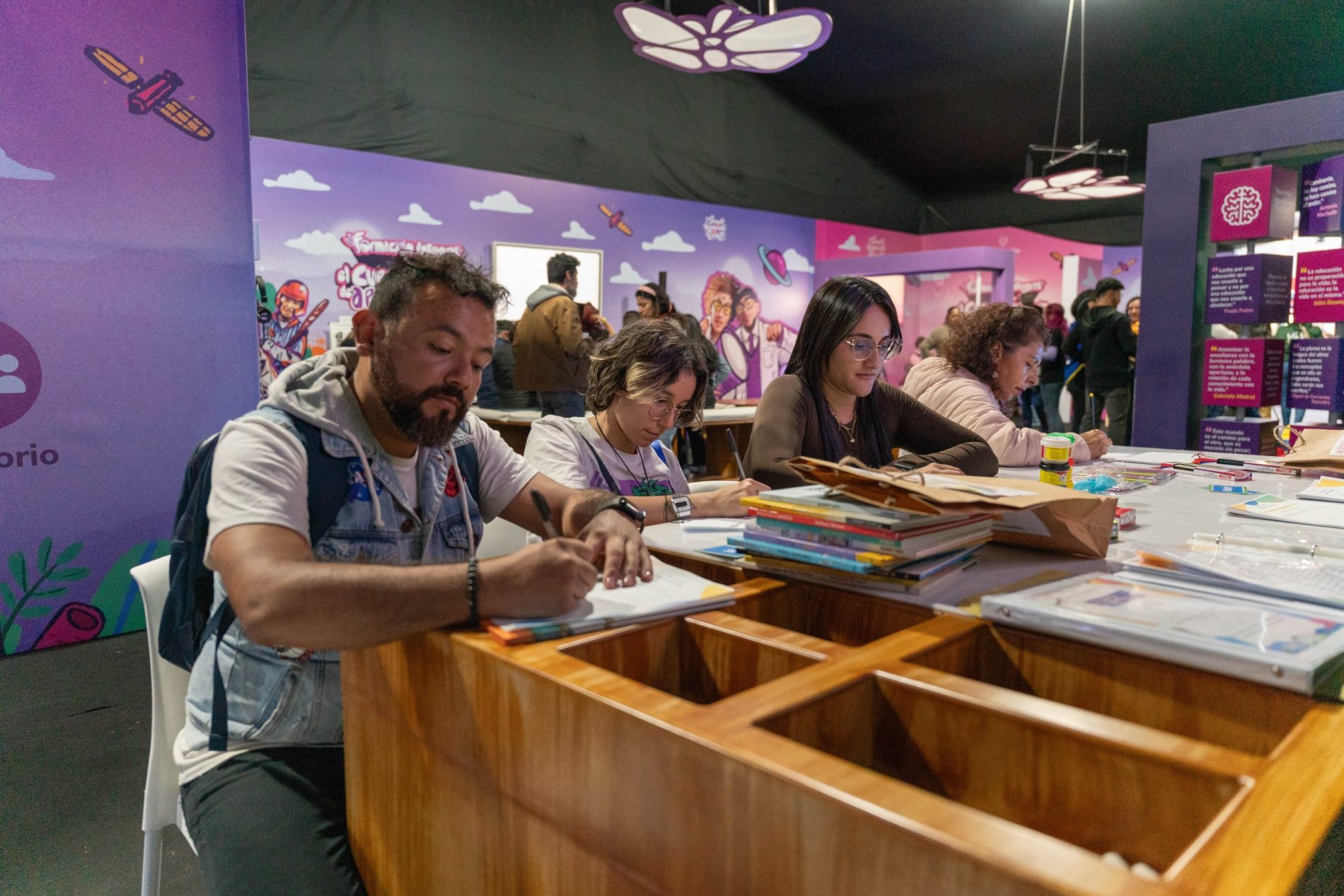 La FILBo celebra el día de la madre con susurros y arrullos entre páginas