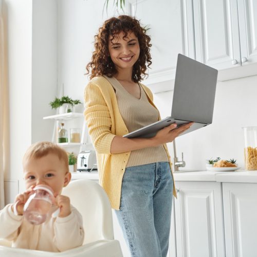«Doble turno», el gran peso de ser trabajadora y madre en la actualidad 