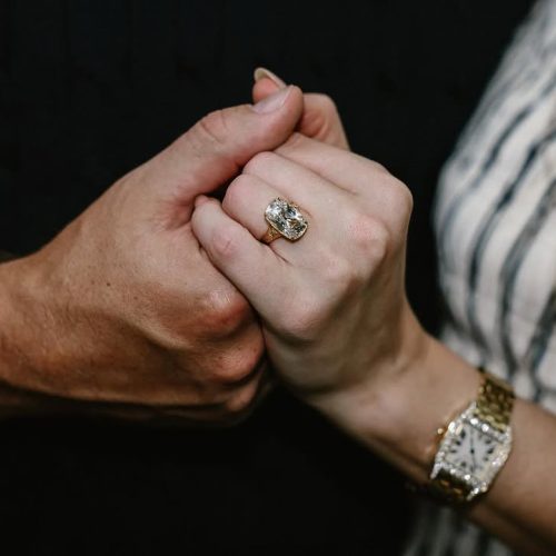 El anillo de compromiso de Taylor Swift no es el más caro del siglo XXI