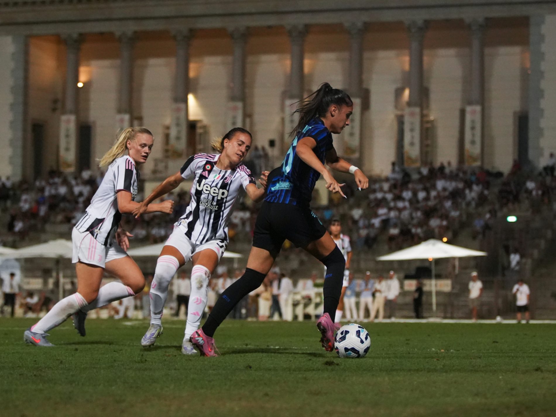 Las marcas miran al fútbol femenino: mujeres deciden el 75% de las compras y consumen 3 veces más