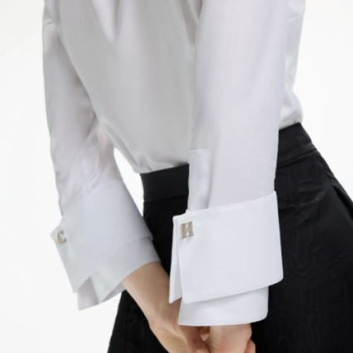 La camisa blanca de CH Carolina Herrera vuelve al centro de la conversación de moda este Otoño-Invierno