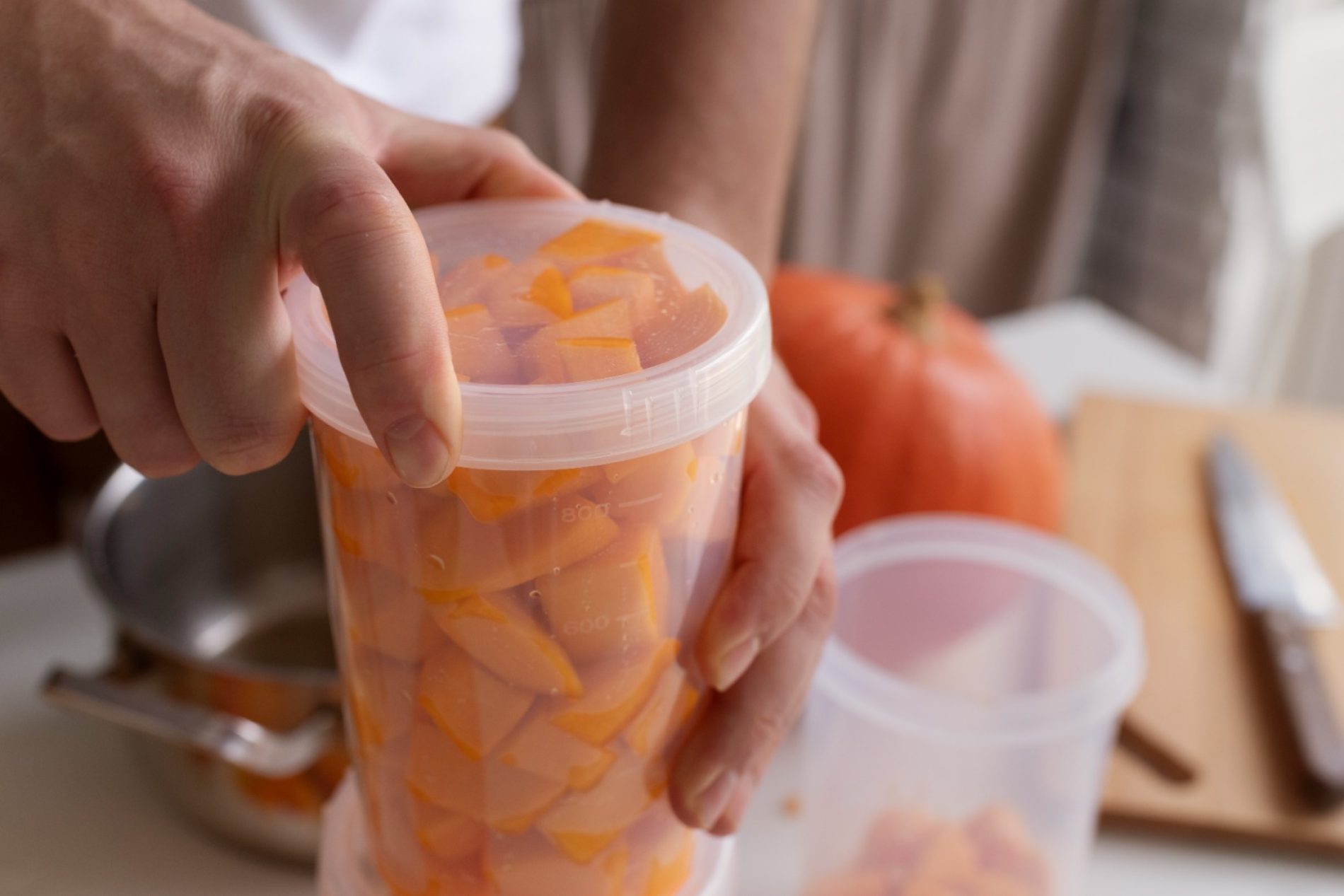 Almacenar, calentar y consumir alimentos en recipientes de plástico está asociado con un deterioro en la salud mental