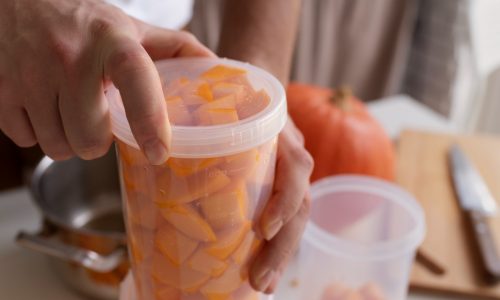 Almacenar, calentar y consumir alimentos en recipientes de plástico está asociado con un deterioro en la salud mental