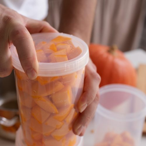 Almacenar, calentar y consumir alimentos en recipientes de plástico está asociado con un deterioro en la salud mental