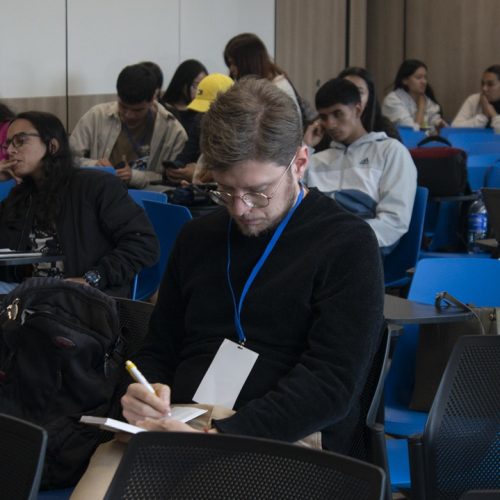 El estrés académico aumenta el riesgo de depresión y pensamientos suicidas en universitarios, revela estudio en Colombia