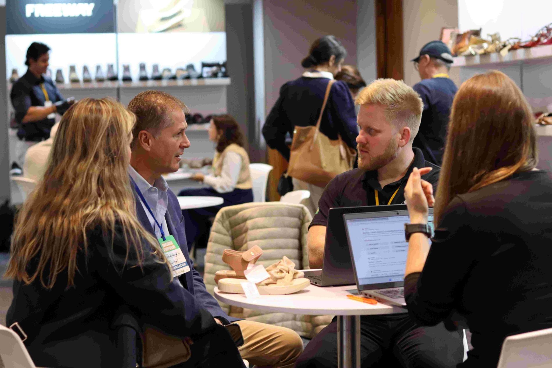 El calzado brasileño cierra negocios por $987,000 dólares, en su primera misión comercial en Colombia