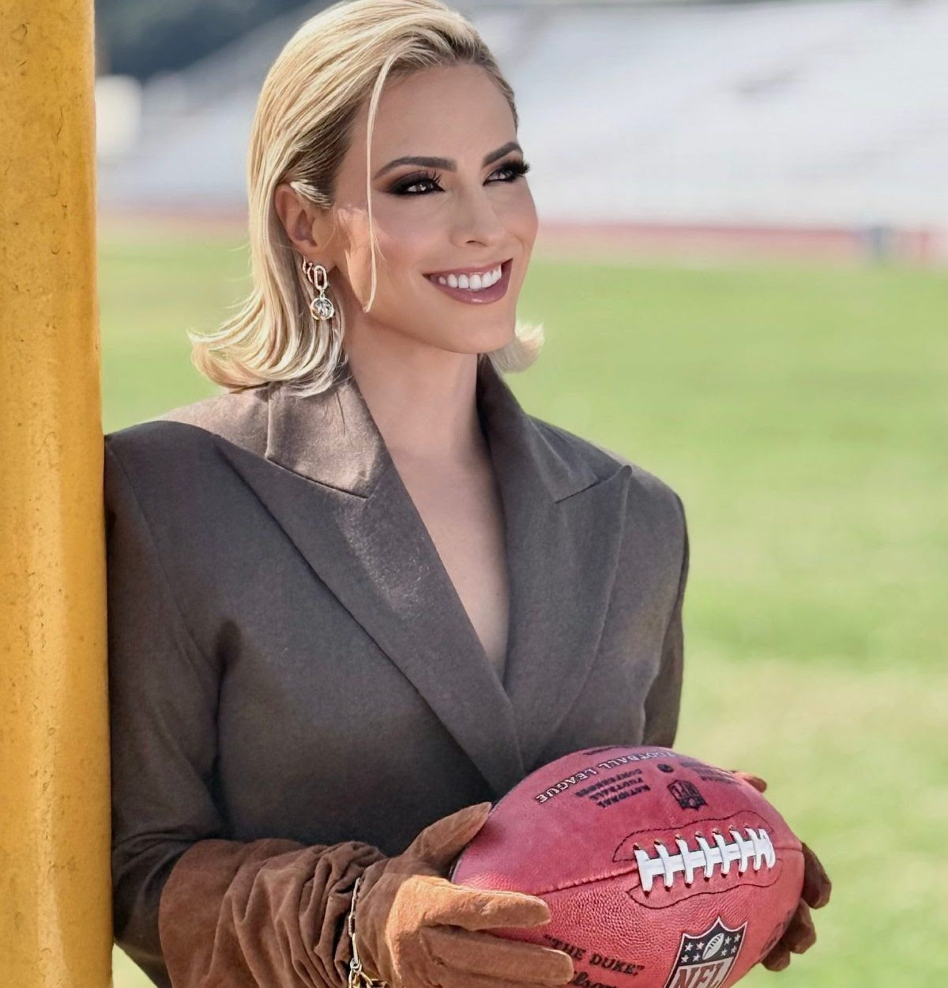 Valeria Marín cierra su décimo tercera temporada de la NFL con un poderoso look custom made en el Super Bowl 60 para TUDN