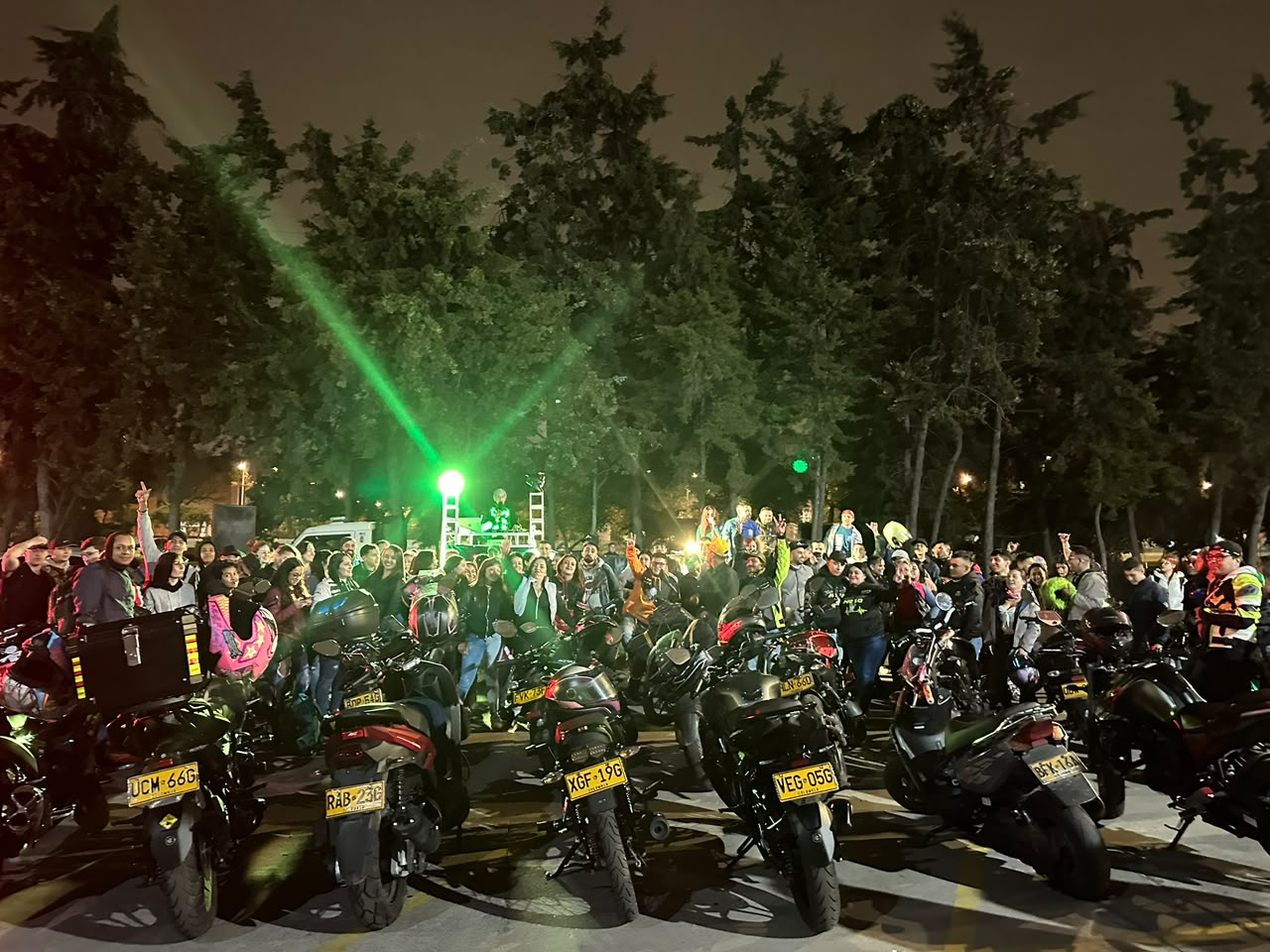 Grupo de motociclistas reunidos junto a sus motocicletas durante un encuentro