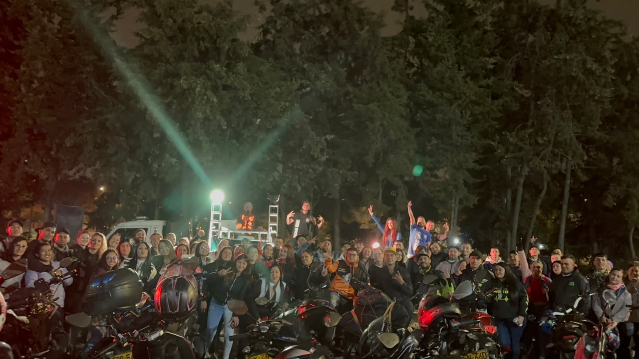 Comunidad biker reunida durante un encuentro nocturno