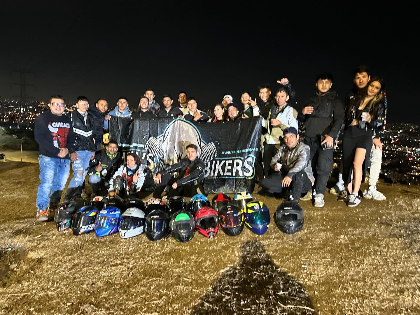 Wilson Villanueva Torres junto a integrantes de su comunidad biker