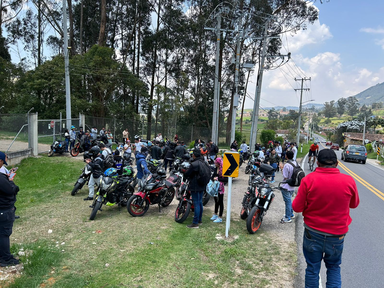 Comunidad biker reunida durante un recorrido