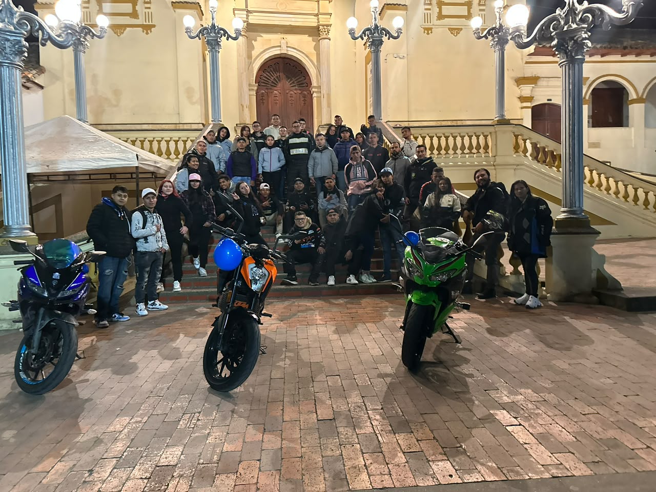 Integrantes de la comunidad biker reunidos en un espacio urbano
